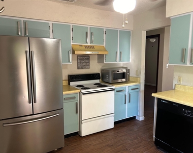9509 Blue Creek Ln - Photo Thumbnail 8