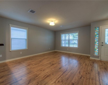 712 Alamo Plaza Dr - Photo Thumbnail 2
