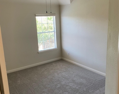 3713 Turetella Dr - Photo Thumbnail 8