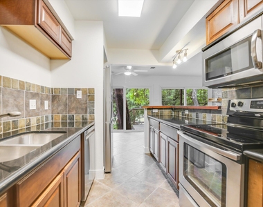 2903b Edgewater Dr - Photo Thumbnail 4