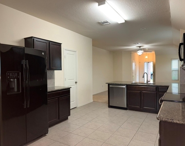 344 Circle Way - Photo Thumbnail 3