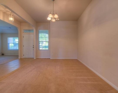 225 Lexington Dr - Photo Thumbnail 3