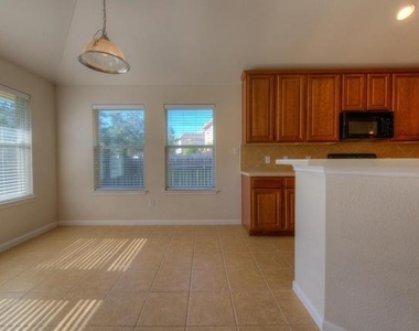 225 Lexington Dr - Photo Thumbnail 5