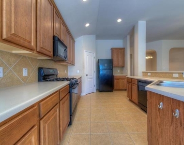 225 Lexington Dr - Photo Thumbnail 8