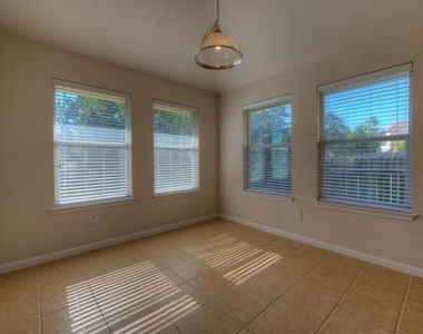 225 Lexington Dr - Photo Thumbnail 4
