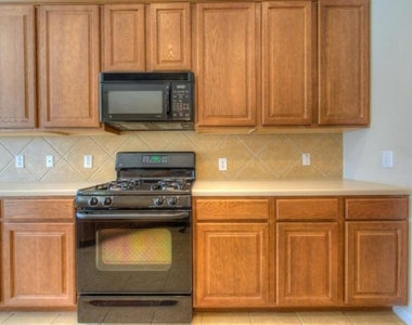 225 Lexington Dr - Photo Thumbnail 7