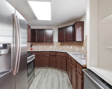 915 Vargas Rd - Photo Thumbnail 8