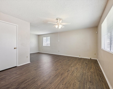 11104 Applewood Dr - Photo Thumbnail 3