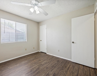 11104 Applewood Dr - Photo Thumbnail 4