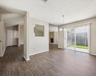 11104 Applewood Dr - Photo Thumbnail 1