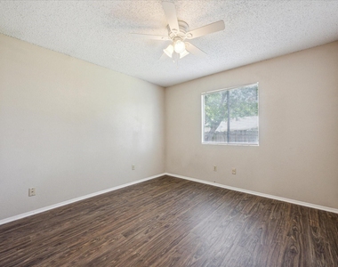 11104 Applewood Dr - Photo Thumbnail 5