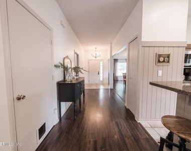 511 Chancellor Drive - Photo Thumbnail 9