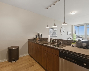 757 N Orleans Street - Photo Thumbnail 4