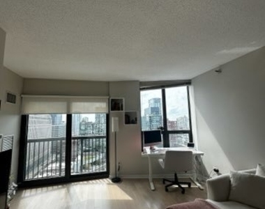400 N La Salle Drive - Photo Thumbnail 1