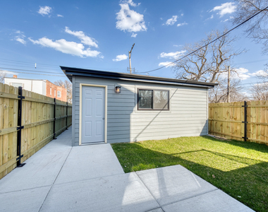 6639 S Langley Avenue - Photo Thumbnail 13