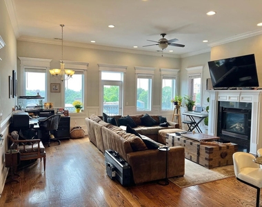 3929 N Western Avenue - Photo Thumbnail 1