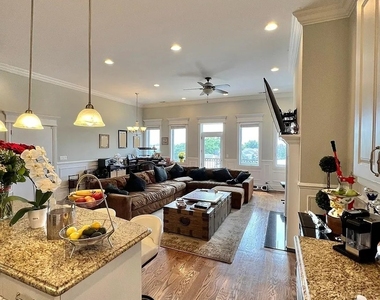3929 N Western Avenue - Photo Thumbnail 2