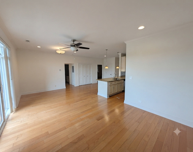 2352 W Byron Street - Photo Thumbnail 8