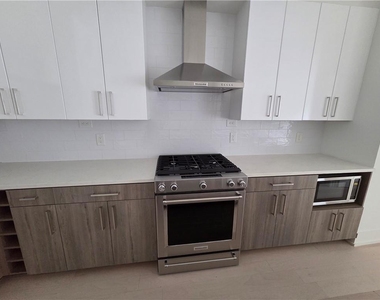 775 Juniper Street Ne - Photo Thumbnail 4