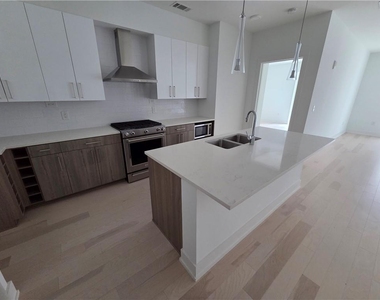 775 Juniper Street Ne - Photo Thumbnail 3