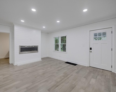 593 Lynnhaven Drive Sw - Photo Thumbnail 2