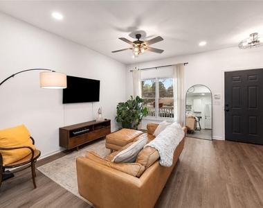 1014 Fern Avenue Se - Photo Thumbnail 3