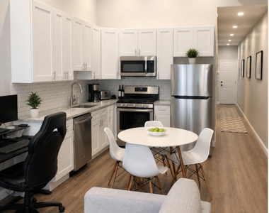 2501 N Southport Avenue - Photo Thumbnail 1