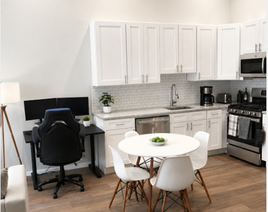 2501 N Southport Avenue - Photo Thumbnail 3