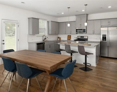 1610 Wellston Drive - Photo Thumbnail 4