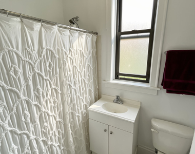 639 W Roscoe Street - Photo Thumbnail 4