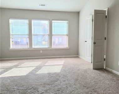 76 Greenfield Drive - Photo Thumbnail 10
