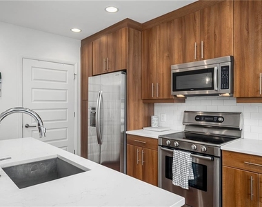1080 Peachtree Street Ne - Photo Thumbnail 4