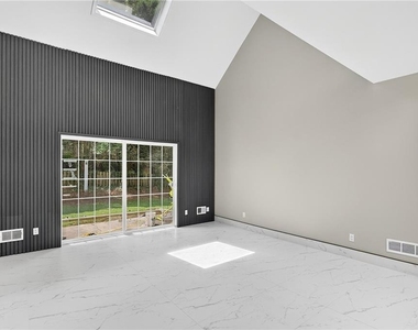 475 Trammell Drive - Photo Thumbnail 3