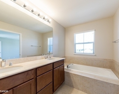 323 Aspen Pointe Road - Photo Thumbnail 7