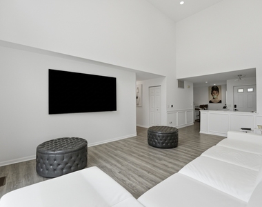 1117 Hawthorne Lane - Photo Thumbnail 11