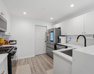 1117 Hawthorne Lane - Photo Thumbnail 15