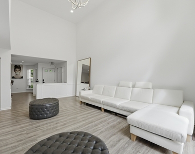 1117 Hawthorne Lane - Photo Thumbnail 10