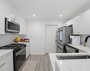 1117 Hawthorne Lane - Photo Thumbnail 17
