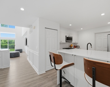 1117 Hawthorne Lane - Photo Thumbnail 14
