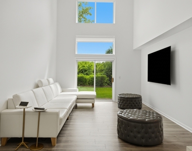 1117 Hawthorne Lane - Photo Thumbnail 9