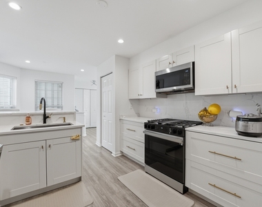 1117 Hawthorne Lane - Photo Thumbnail 18