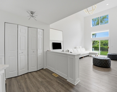 1117 Hawthorne Lane - Photo Thumbnail 4