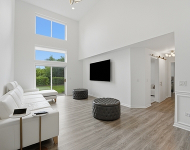 1117 Hawthorne Lane - Photo Thumbnail 12