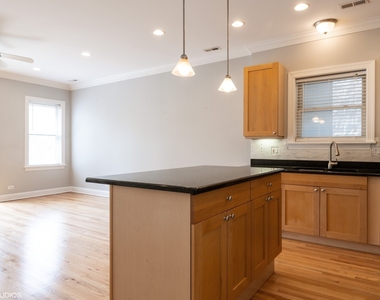 906 W Barry Avenue - Photo Thumbnail 1