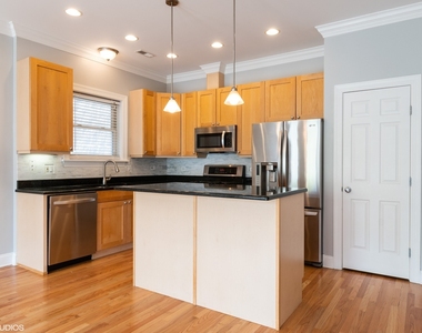 906 W Barry Avenue - Photo Thumbnail 2