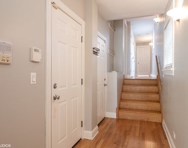 906 W Barry Avenue - Photo Thumbnail 5