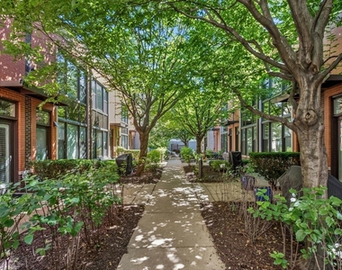 960 N Crosby Street - Photo Thumbnail 1
