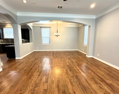 321 W 26th Street - Photo Thumbnail 5