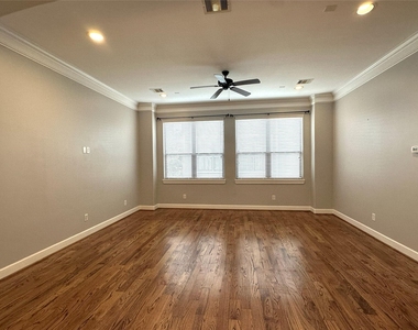 321 W 26th Street - Photo Thumbnail 3