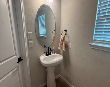 5504 Hyde Park Drive - Photo Thumbnail 10